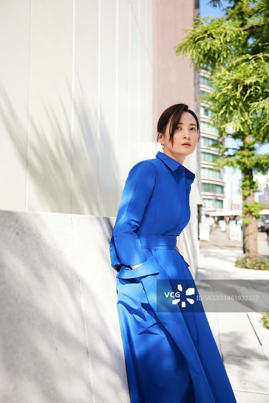 蒋勤勤蓝色连衣裙造型 与吴磊后台同框