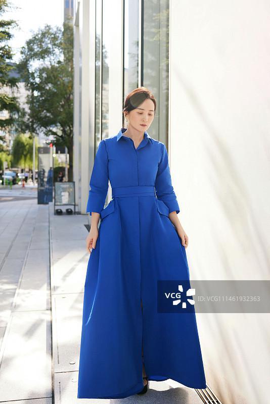 蒋勤勤蓝色连衣裙造型 与吴磊后台同框