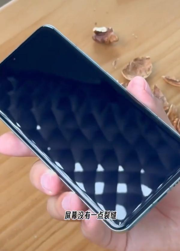 真不输昆仑！博主实测小米龙晶玻璃 能敲钉子能砸核桃