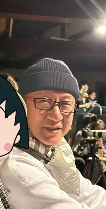 偶遇53岁孙红雷，眉毛快掉光显苍老，老婆全素颜陪伴接地气