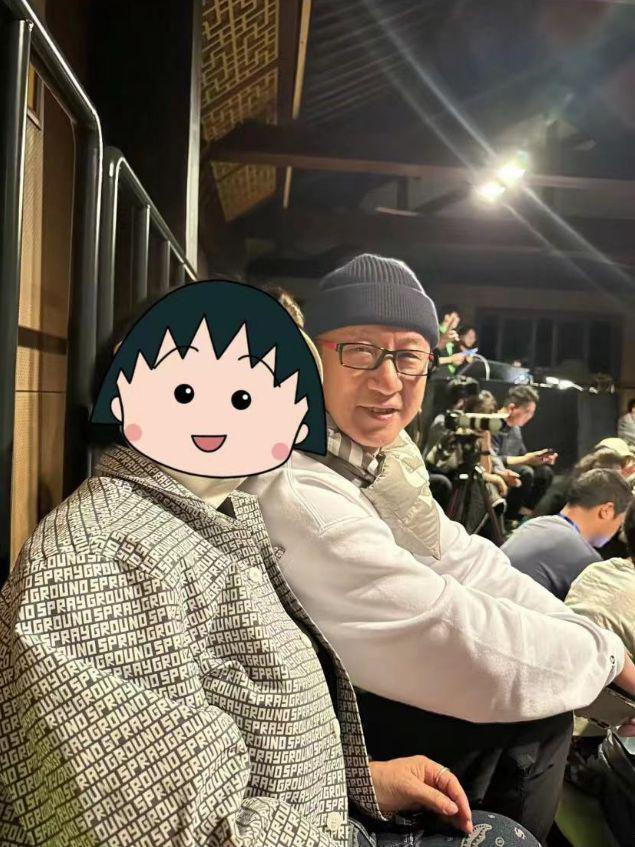 偶遇53岁孙红雷，眉毛快掉光显苍老，老婆全素颜陪伴接地气