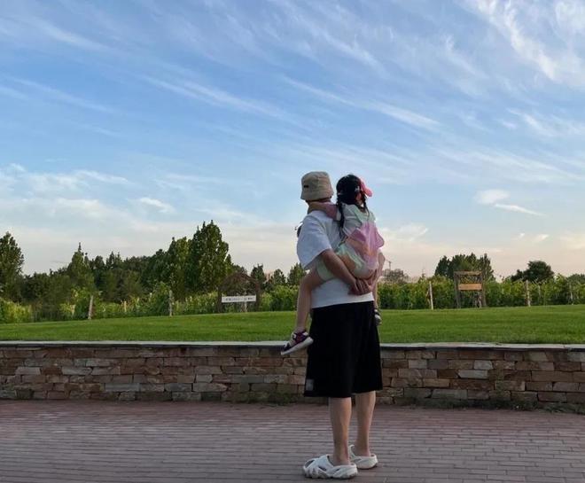 偶遇53岁孙红雷，眉毛快掉光显苍老，老婆全素颜陪伴接地气