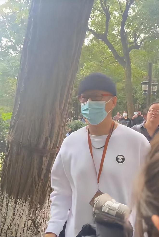 偶遇53岁孙红雷，眉毛快掉光显苍老，老婆全素颜陪伴接地气
