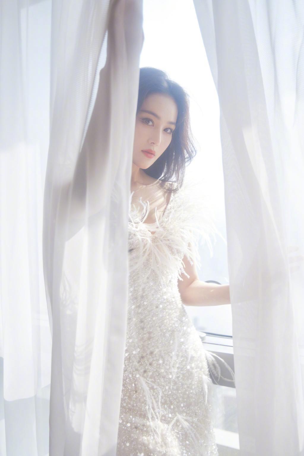 张馨予穿白色羽毛裙仙气十足 妆容精致撩人