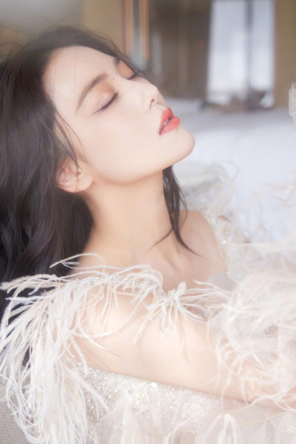 张馨予穿白色羽毛裙仙气十足 妆容精致撩人