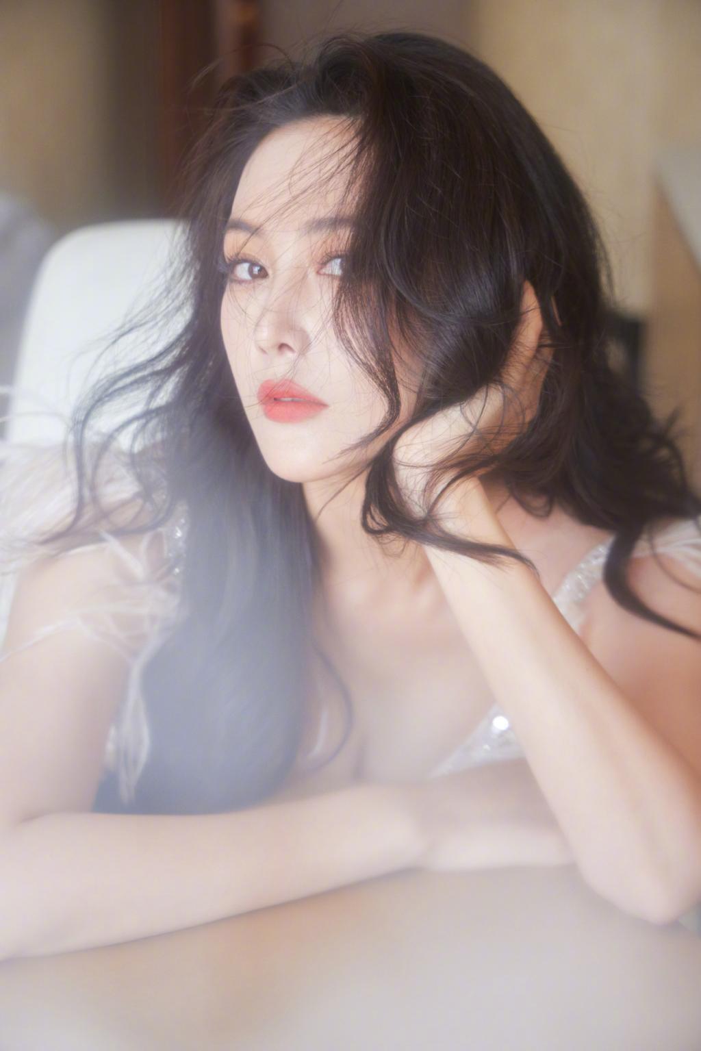 张馨予穿白色羽毛裙仙气十足 妆容精致撩人