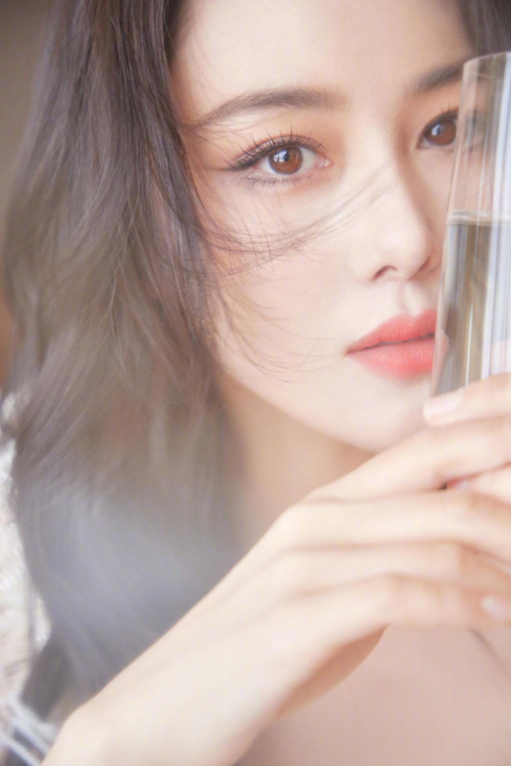张馨予穿白色羽毛裙仙气十足 妆容精致撩人