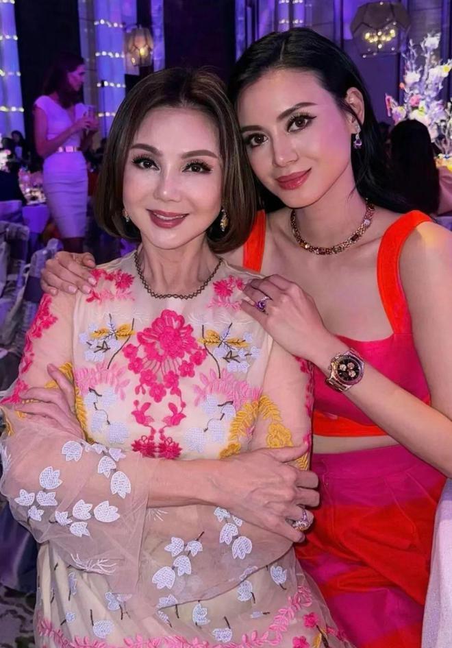 港圈贵妇合照曝光，黎姿被指双眼医美过度