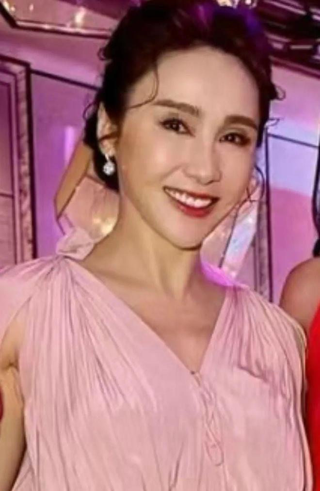 港圈贵妇合照曝光，黎姿被指双眼医美过度