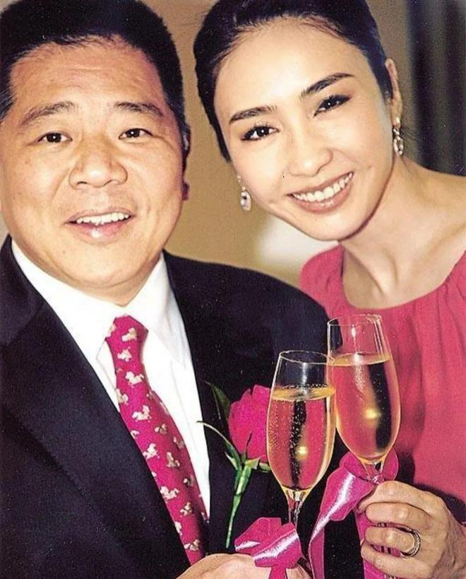 港圈贵妇合照曝光，黎姿被指双眼医美过度