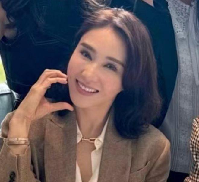 港圈贵妇合照曝光，黎姿被指双眼医美过度