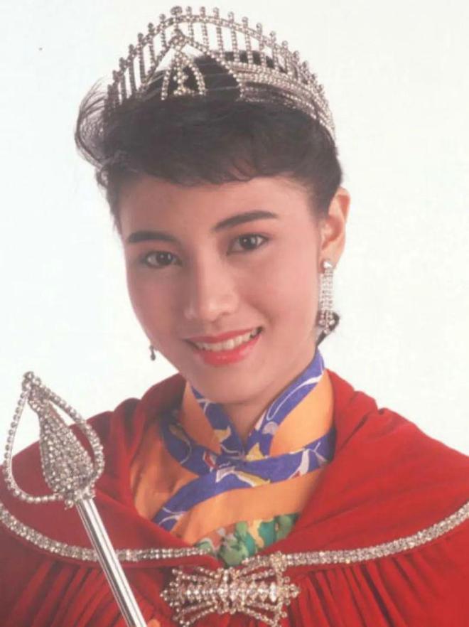 港圈贵妇合照曝光，黎姿被指双眼医美过度