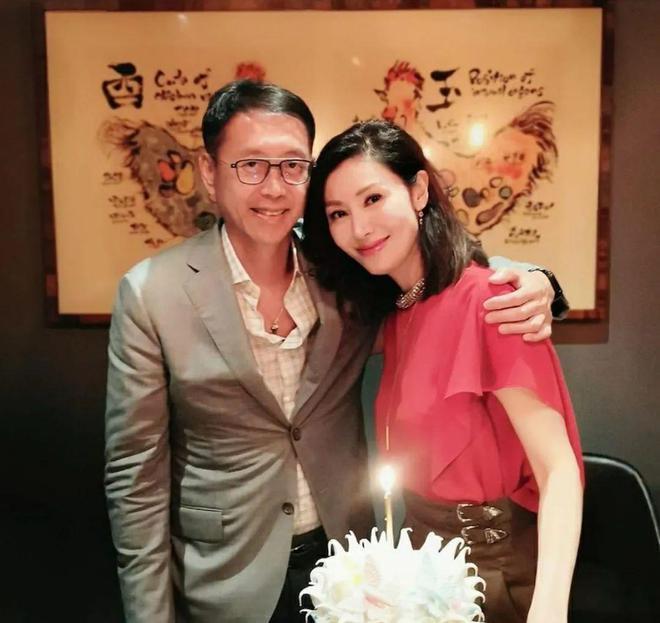 港圈贵妇合照曝光，黎姿被指双眼医美过度