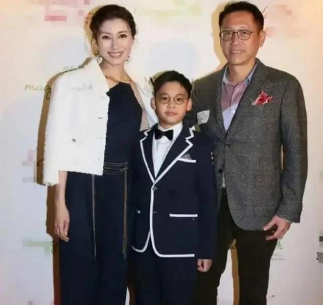 港圈贵妇合照曝光，黎姿被指双眼医美过度