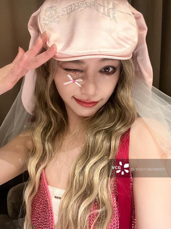 许佳琪The9告别演唱会幕后花絮随拍 宛若精致的洋娃娃