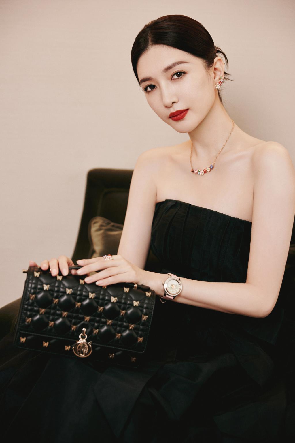 江疏影穿黑色抹胸裙露美背 抹红唇优雅迷人
