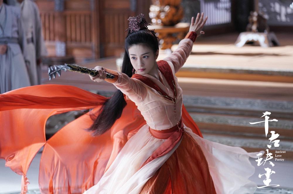 官宣！车上拥吻被拍，姐弟恋假戏真做？