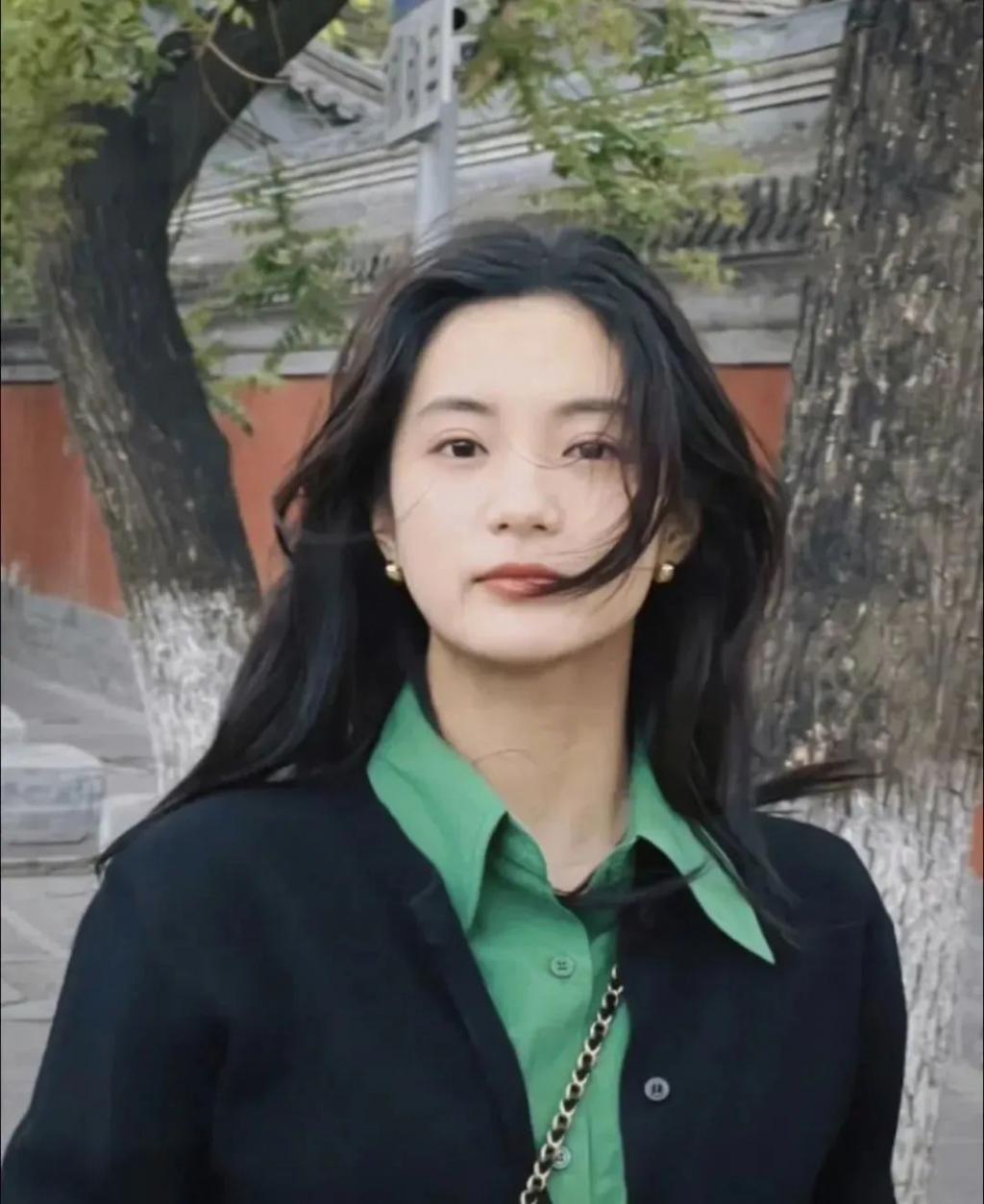 官宣！车上拥吻被拍，姐弟恋假戏真做？