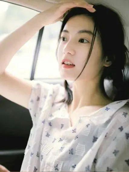 官宣！车上拥吻被拍，姐弟恋假戏真做？