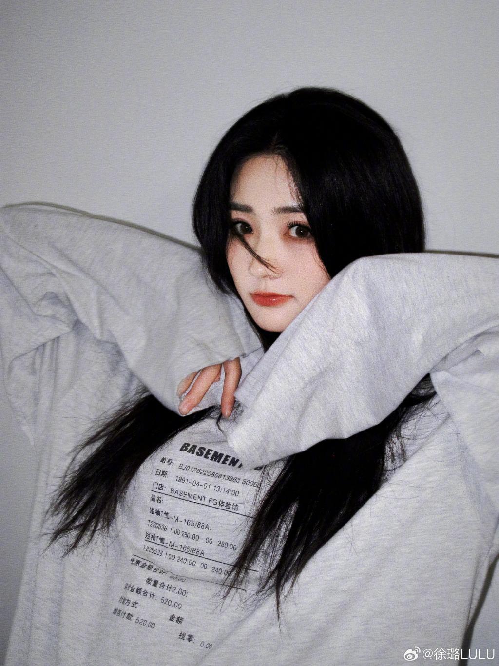 徐璐晒居家风随拍 大眼清澈明亮惹人爱