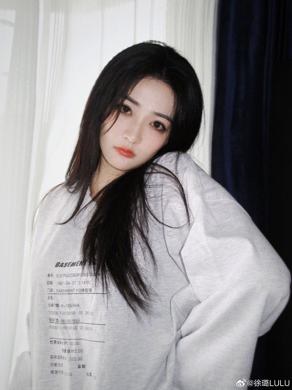 徐璐晒居家风随拍 大眼清澈明亮惹人爱