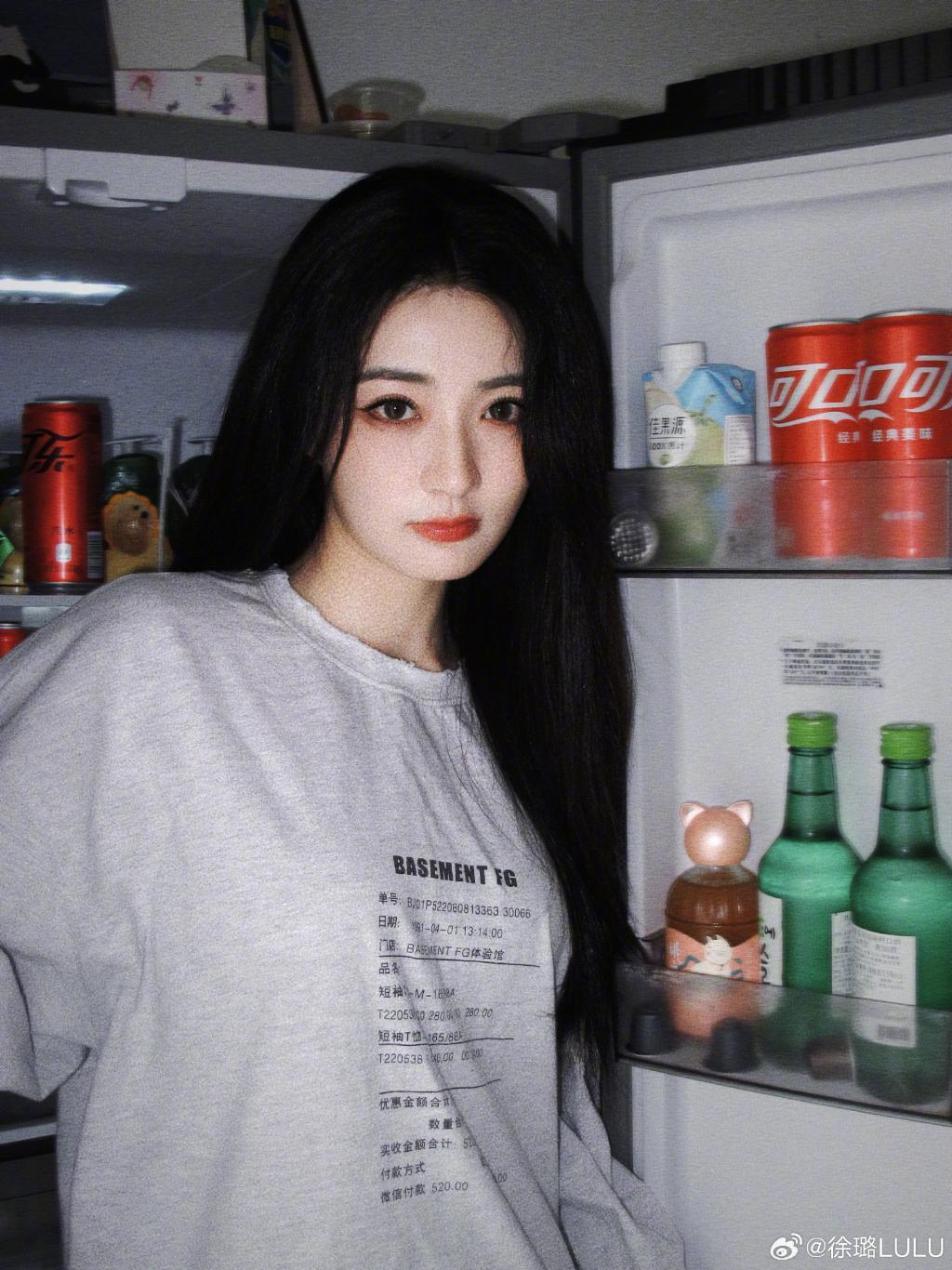 徐璐晒居家风随拍 大眼清澈明亮惹人爱