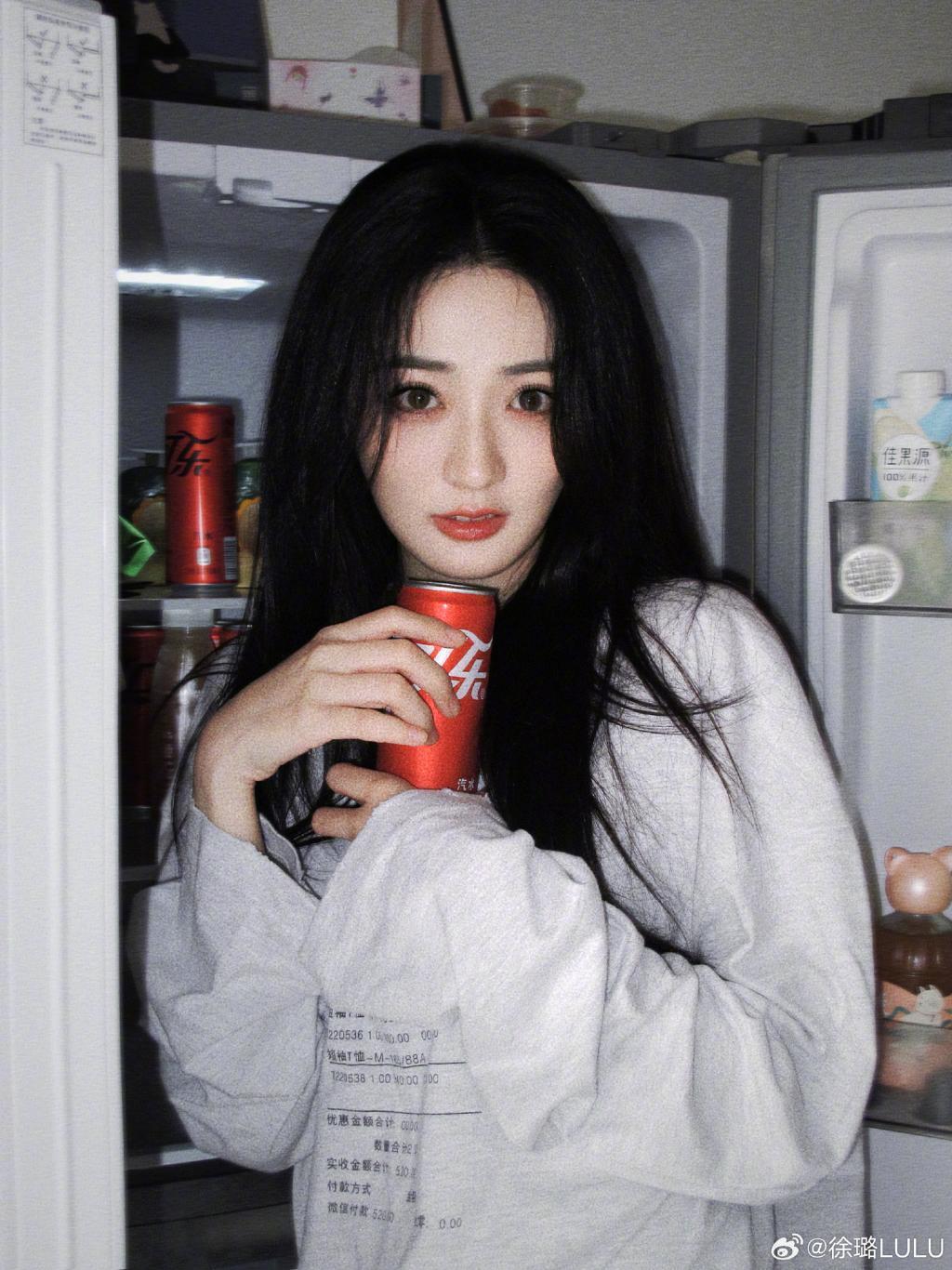 徐璐晒居家风随拍 大眼清澈明亮惹人爱