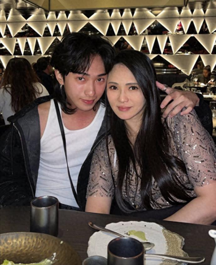 伊能静儿子引争议，穿黑色透视装暴露底裤，男扮女装很辣眼