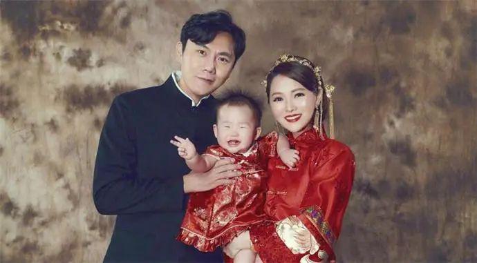 伊能静儿子引争议，穿黑色透视装暴露底裤，男扮女装很辣眼