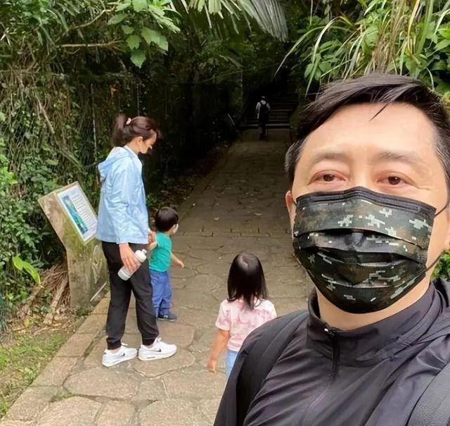 伊能静儿子引争议，穿黑色透视装暴露底裤，男扮女装很辣眼