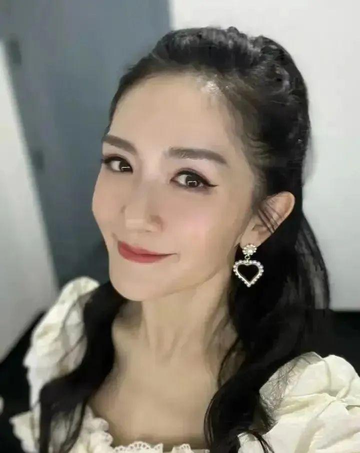 “不老女神”是假的！眼袋重、皱纹深、生图揭露“人间真实”
