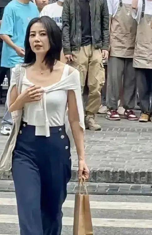 “不老女神”是假的！眼袋重、皱纹深、生图揭露“人间真实”