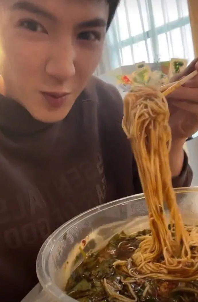 他是搞笑男吧？