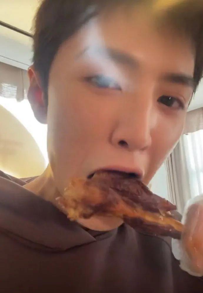 他是搞笑男吧？