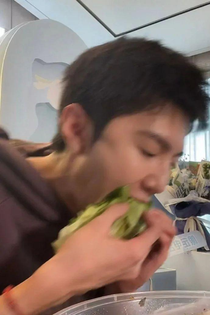 他是搞笑男吧？