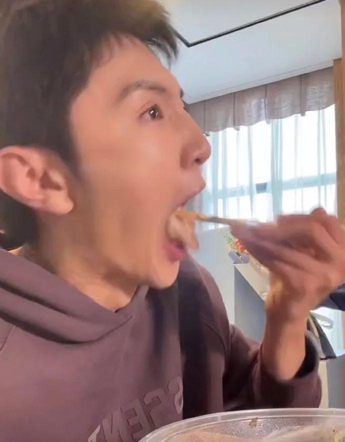 他是搞笑男吧？