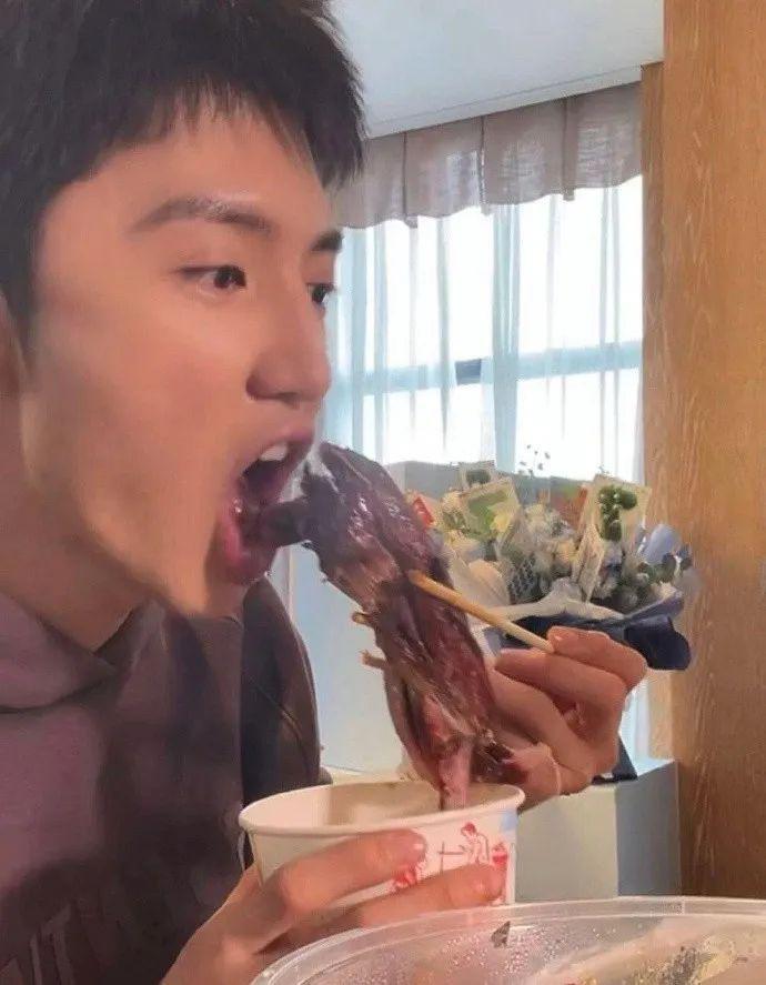 他是搞笑男吧？