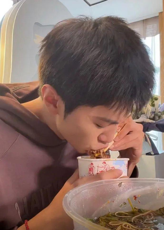 他是搞笑男吧？