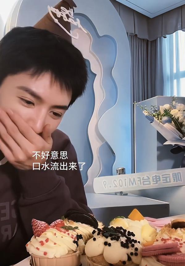 他是搞笑男吧？