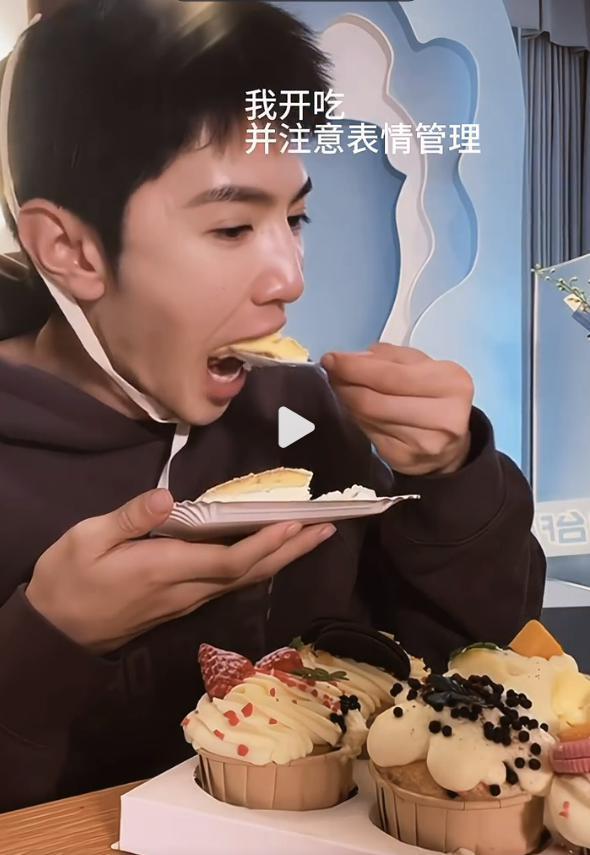 他是搞笑男吧？