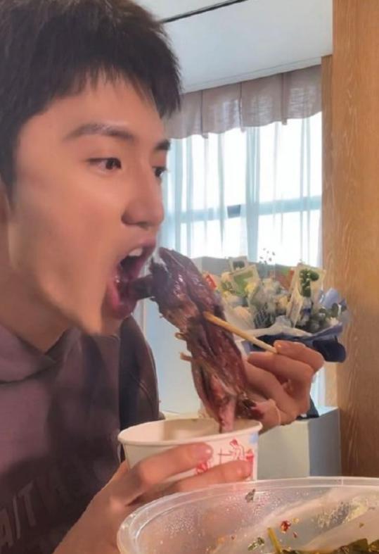 他是搞笑男吧？