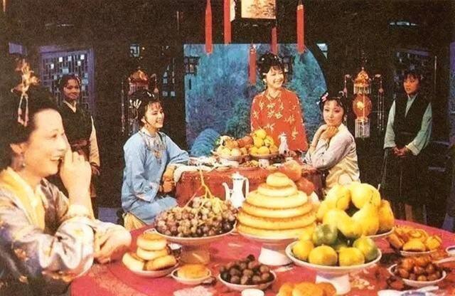 吃螃蟹、拜月光、对月吟诗：87版《红楼梦》里的中秋节有多讲究？
