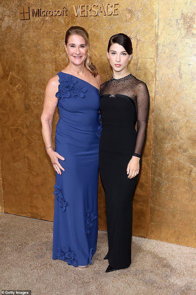 比尔·盖茨59岁前妻闪耀晚宴，容光焕发，比硬挤进圈的小女儿喜庆