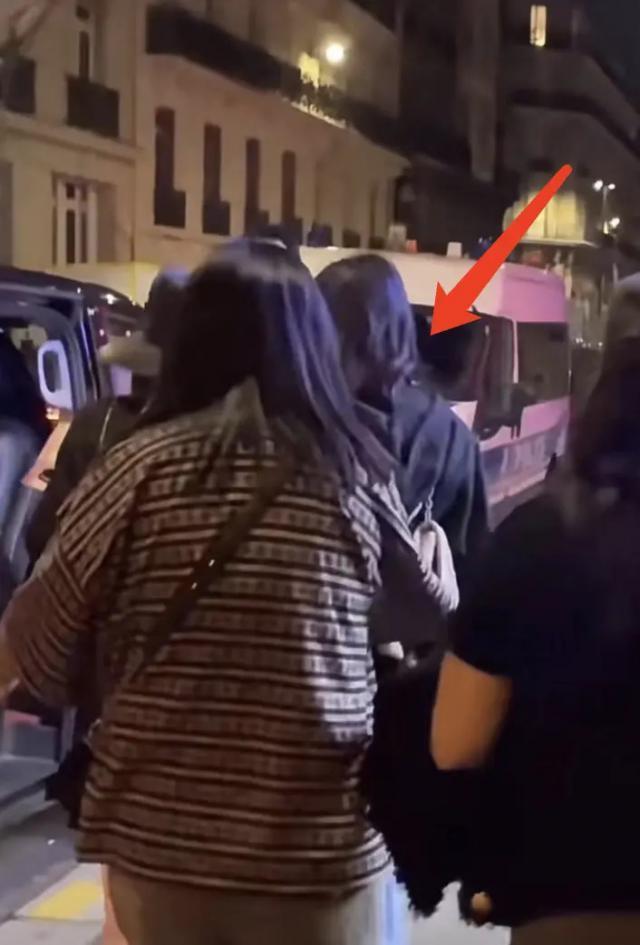 背刺女性！baby张嘉倪看疯马秀官方认领宣传，网友晒条例呼吁封杀