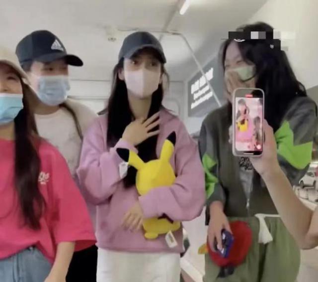 Angelababy从巴黎回国