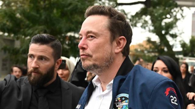 学苹果“挤牙膏”的特斯拉，要过苦日子了？