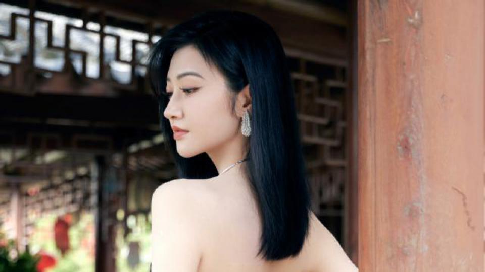 景甜银幕光影流动，绽放浪漫姿态