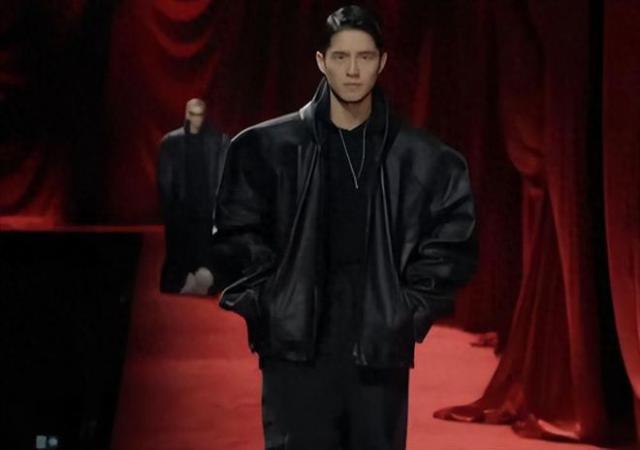 刘昊然惹争议！国庆节为辱华品牌走秀，评论区骂声一片