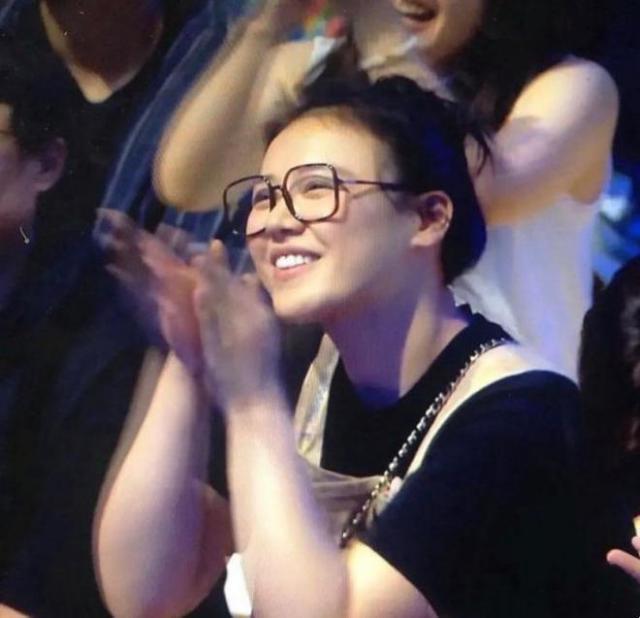 马思纯现身巴黎被偶遇，近状曝光差点认不出，身材暴瘦模样变化大