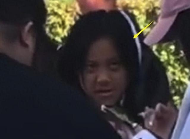 李小璐母女国庆被偶遇，10岁甜馨黑到认不出，还对李小璐翻白眼！